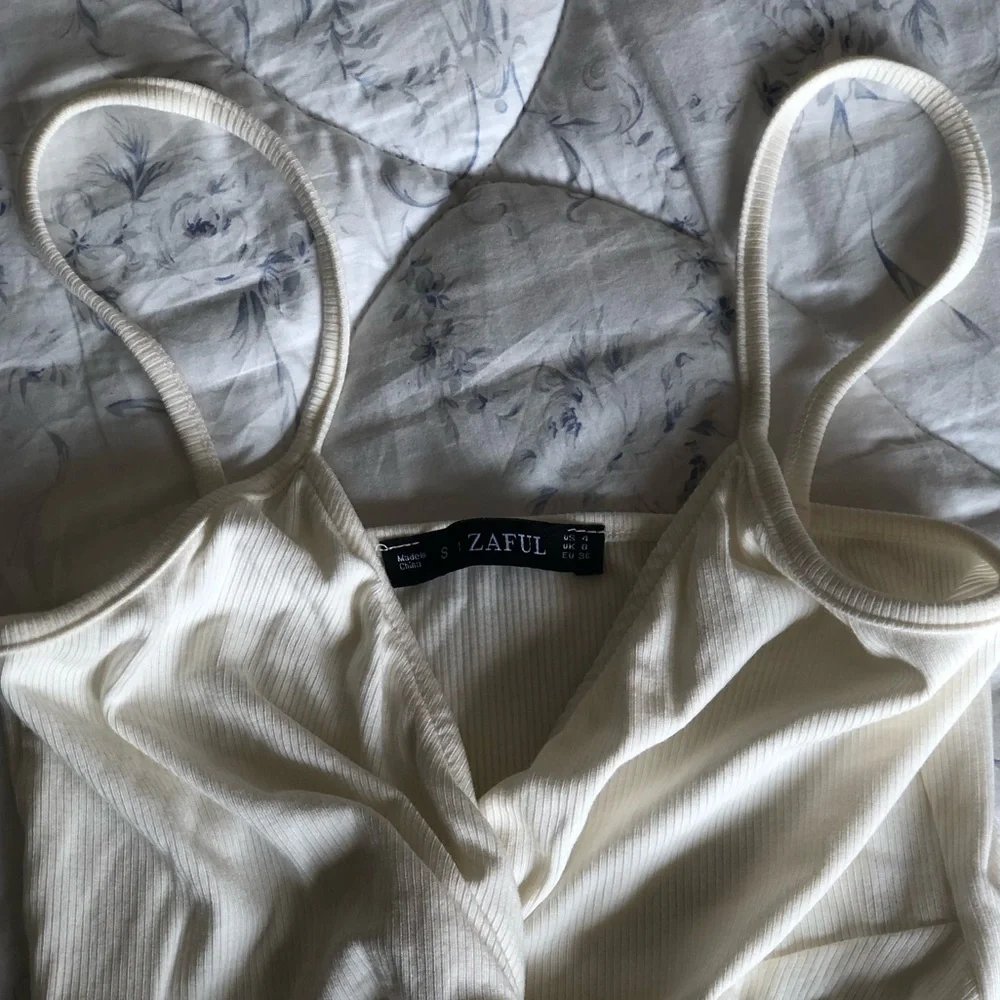 🍦ZAFUL Cream Cropped Ribbed Tank Top with Twist Front 🍦